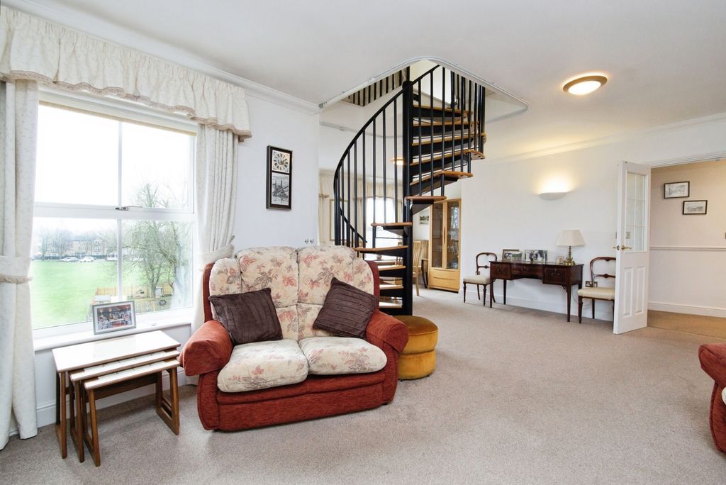 2 bed flat for saleBoundary Point, Coldstream Road, Caterham, Surrey CR3 photo 2