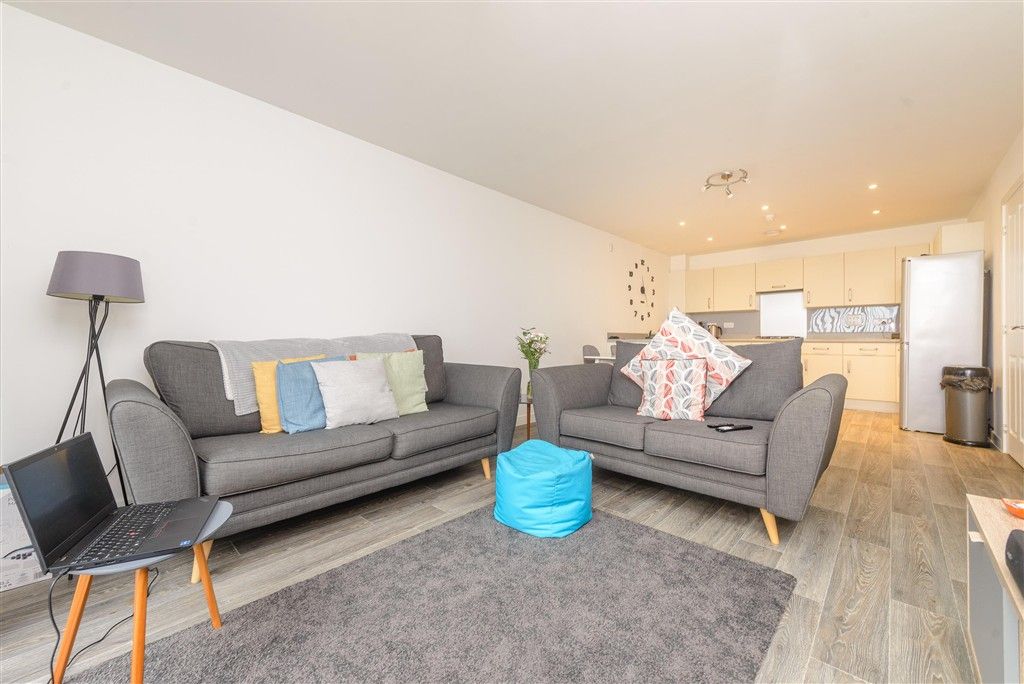 2 bed flat for saleStarboard Crescent, Chatham, Kent ME4 photo 4