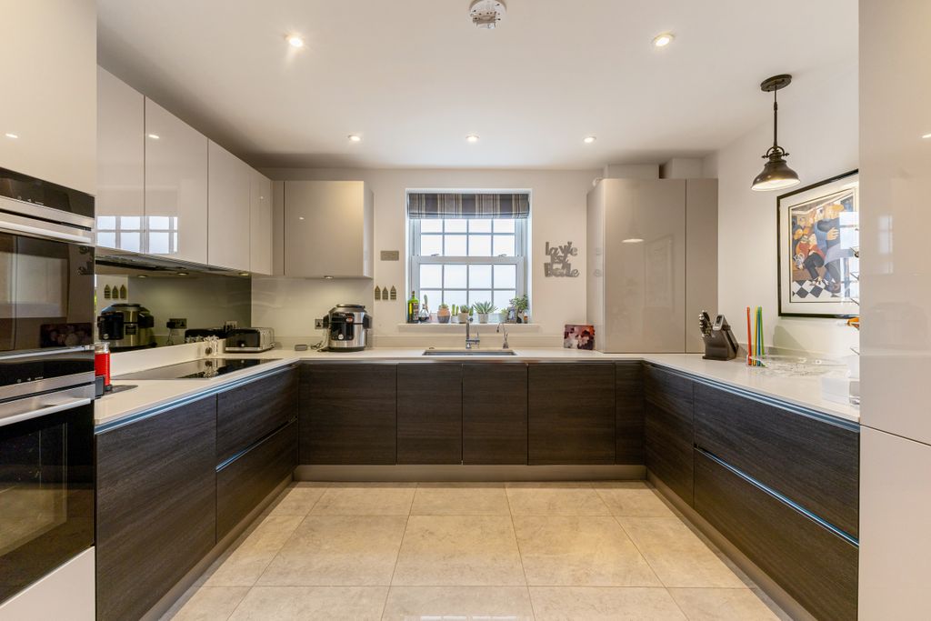 Additional image 24 of 2 bed flat for saleSparrows Herne, Bushey WD23