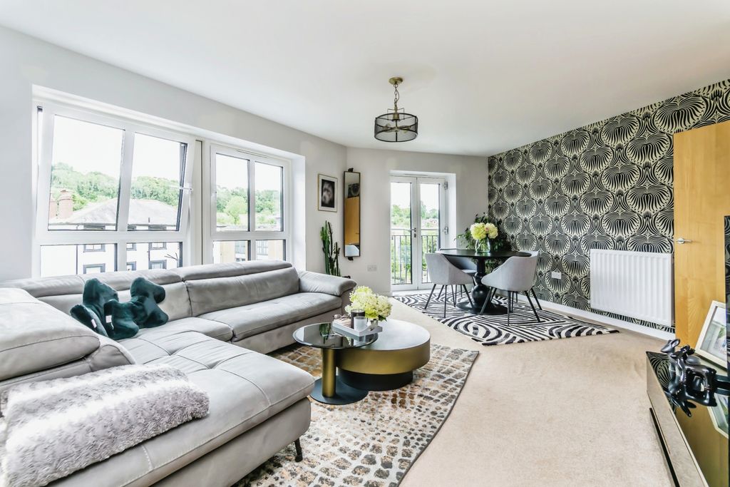 2 bed flat for saleGodstone Road, Caterham, Surrey CR3