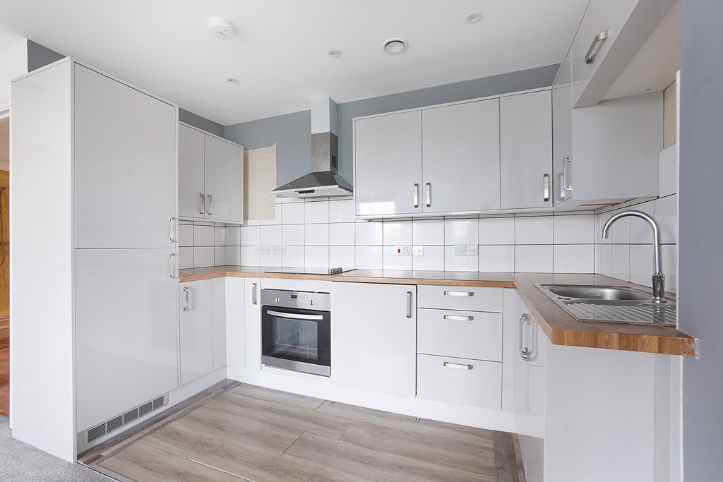 2 bed flat for saleNew Road ME1 photo 3