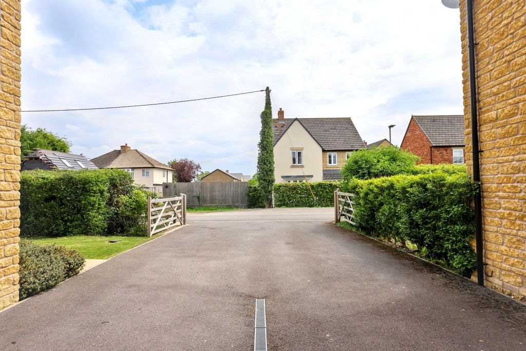 Additional image 32 of 4 bed detached house for sale71 Swinbrook Road, Carterton OX18