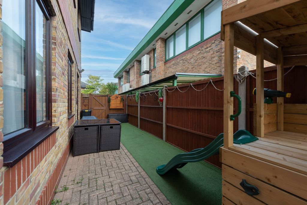 Additional image 11 of 2 bed flat for saleHanworth Lane, Chertsey KT16