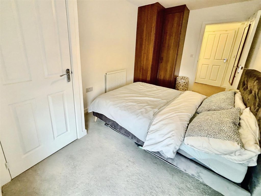 Additional image 4 of 2 bed flat for saleStarboard Crescent, Chatham ME4