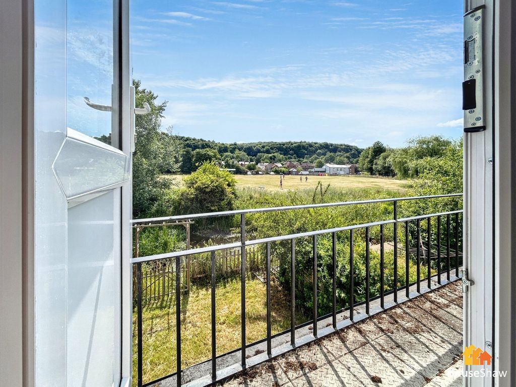 2 bed flat for saleWaterside, Chesham HP5 photo 4