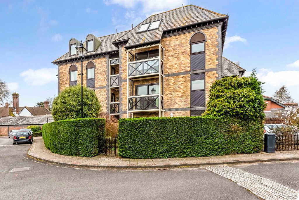 2 bed flat for saleHenty Gardens, Chichester PO19