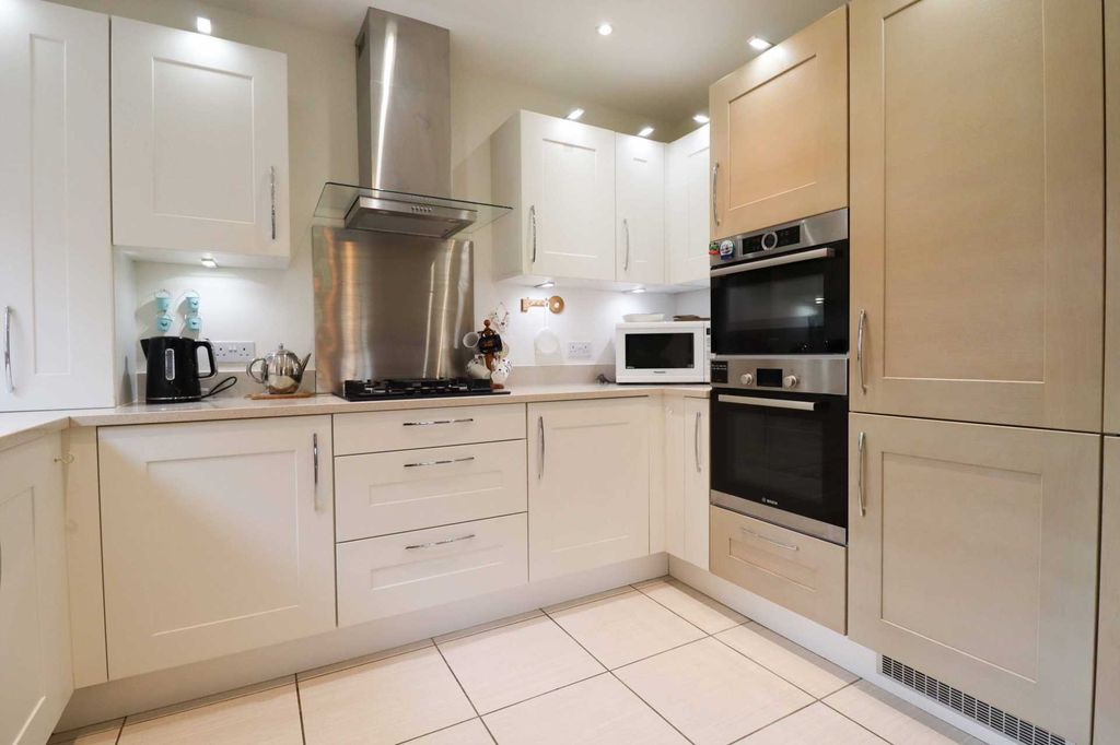 Additional image 6 of 2 bed flat for salePriory Court, Marlborough SN8