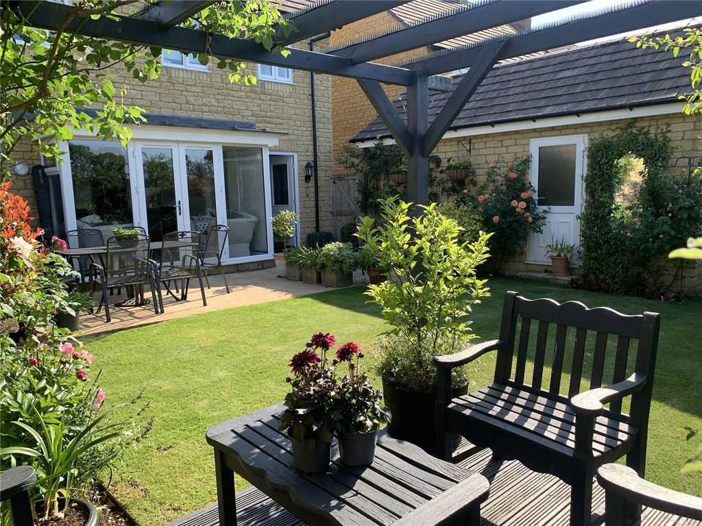 4 bed detached house for saleBlush Crescent, Carterton, Oxfordshire OX18 photo 2