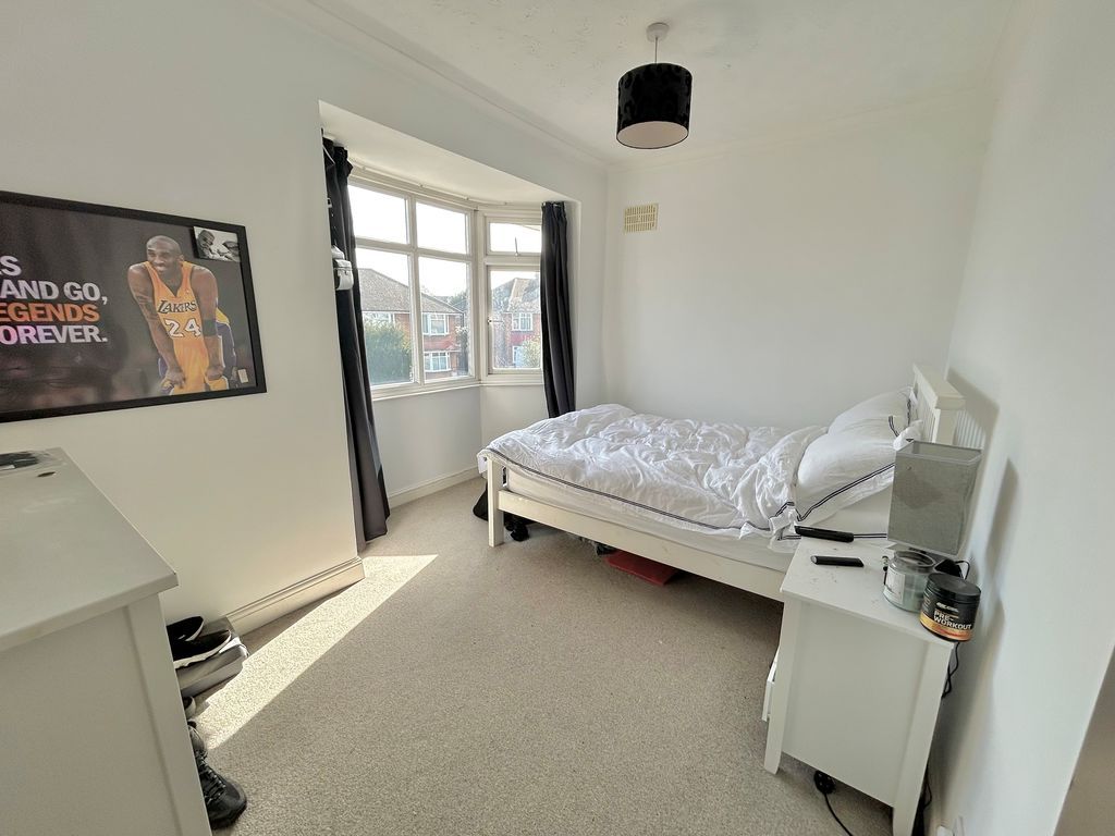 2 bed maisonette for saleCheshire Gardens, Chessington KT9 photo 5