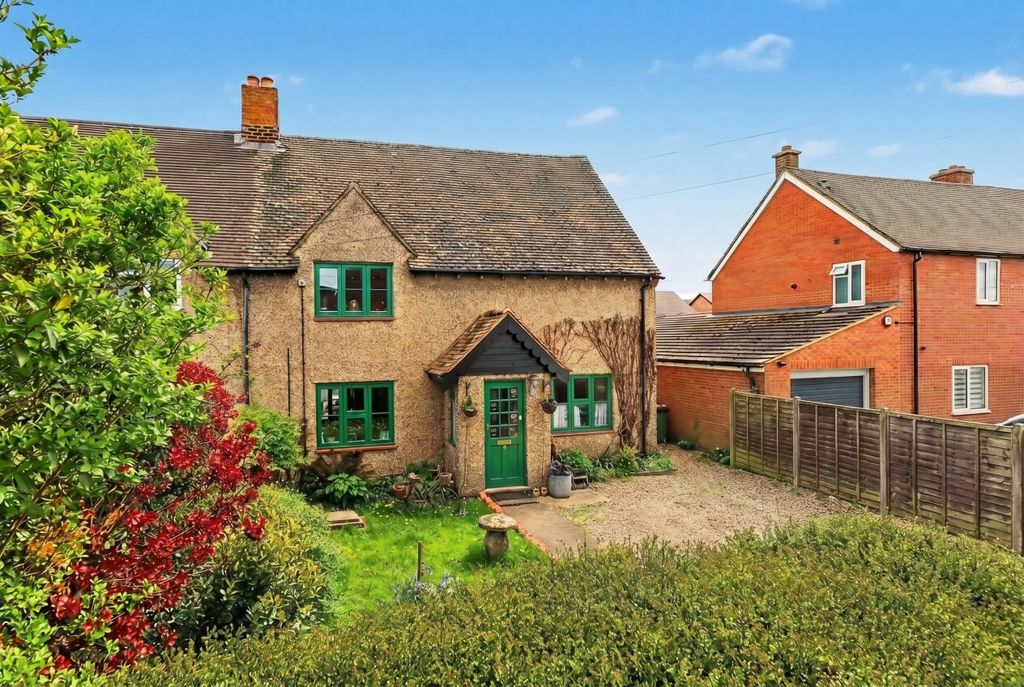 4 bed semi-detached house for saleGreenwood Avenue, Chinnor OX39