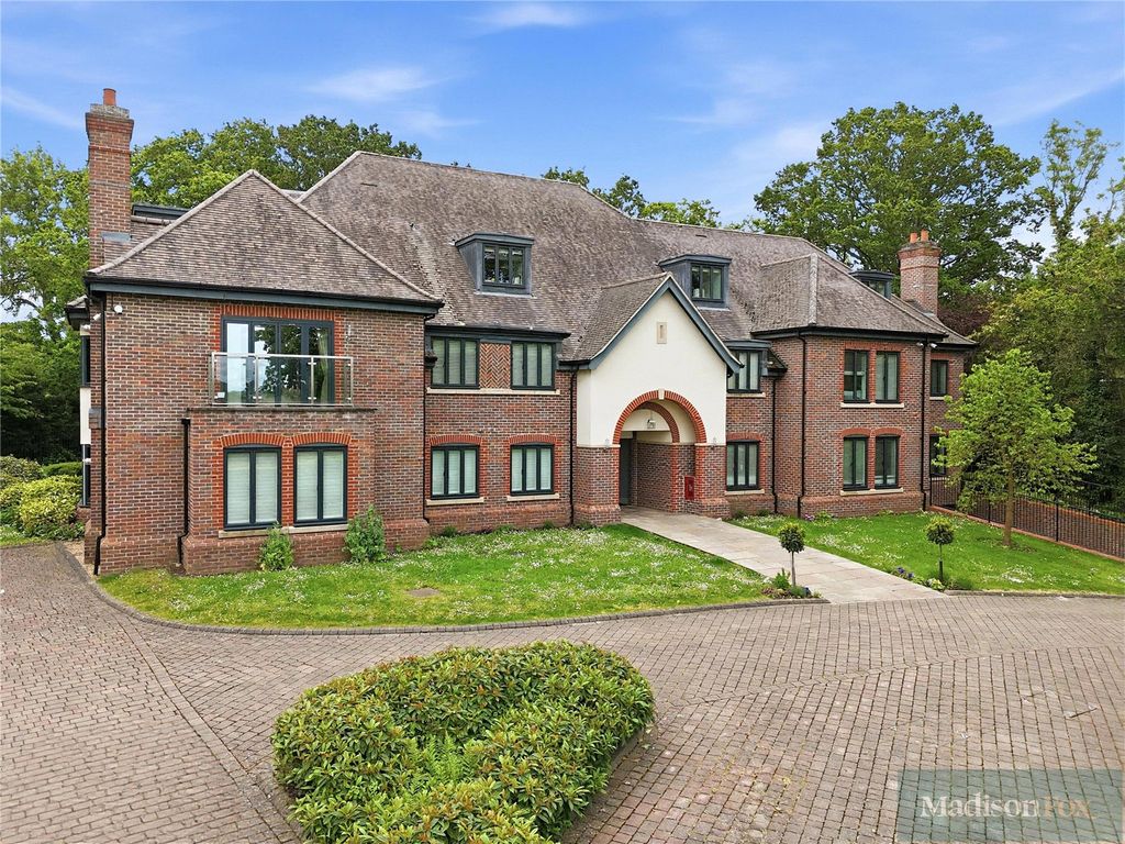 2 bed flat for saleHigh Road, Chigwell, Essex IG7