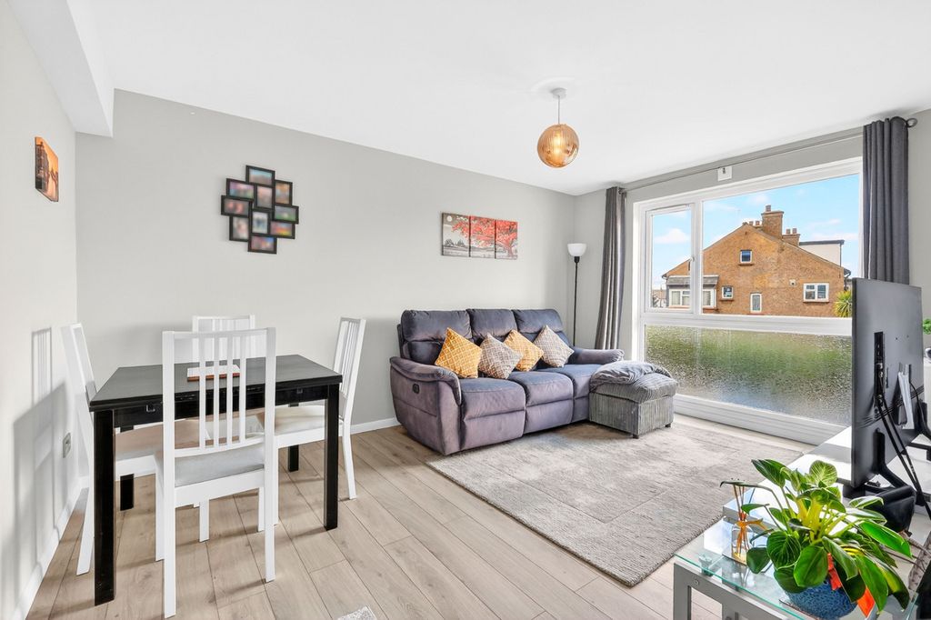 Additional image 5 of 2 bed flat for saleHigh Street, Hadleigh SS7