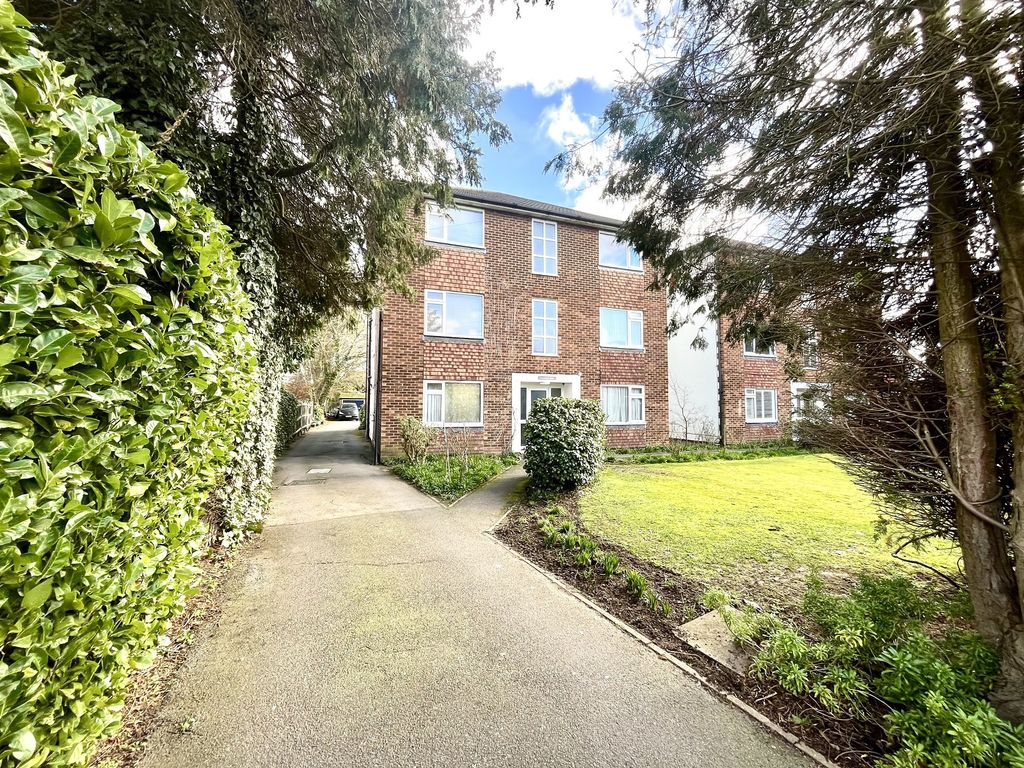 2 bed flat for saleChurch Lane, Chessington, Surrey. KT9