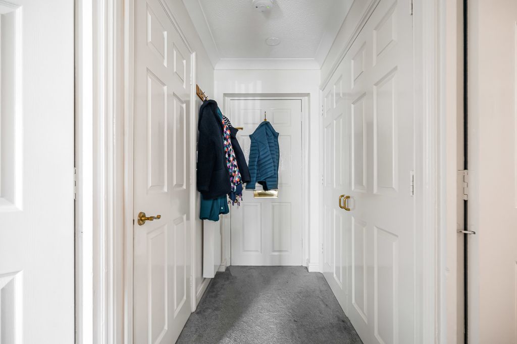 Additional image 10 of 2 bed flat for saleBarclay Court, Trafalgar Road, Cirencester, Gloucestershire GL7