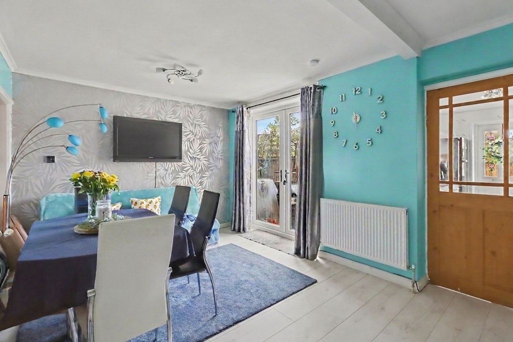 3 bed semi-detached house for saleDevon Way, Chessington KT9 photo 2