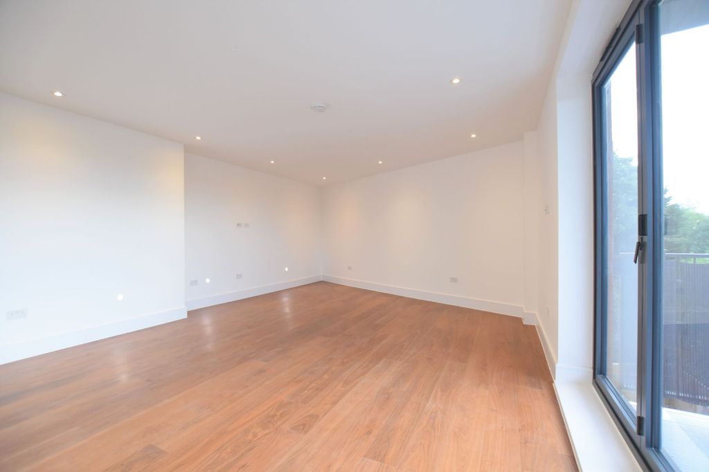 Additional image 5 of 3 bed flat for saleHigh Road, Chigwell IG7