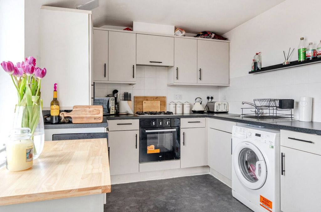 Additional image 2 of 2 bed flat for saleCunetio Gardens, White Horse Road, Marlborough SN8