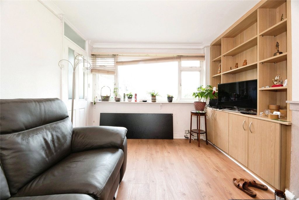 1 bed maisonette for saleCricketers Close, Chessington KT9 photo 3