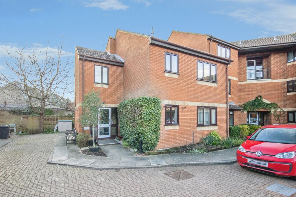 2 bed flat for saleWeavers Court, Sudbury CO10