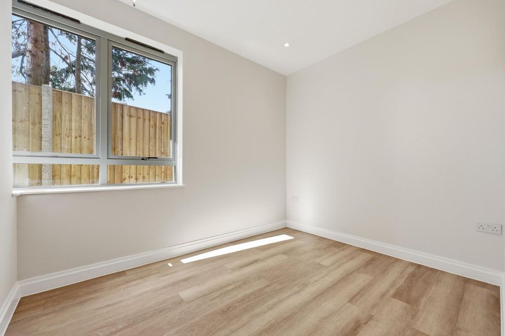 Additional image 9 of 2 bed flat for saleHigh Road, Chigwell IG7