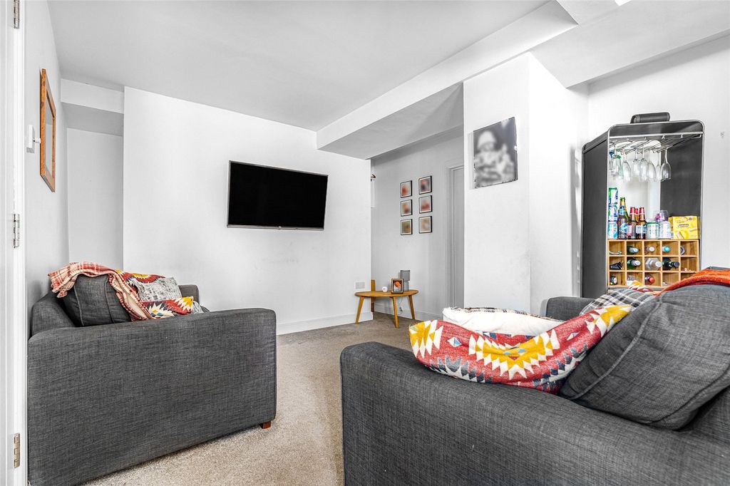Additional image 3 of 2 bed flat for saleKings Head Court, New Street, Chipping Norton, Oxfordshire OX7