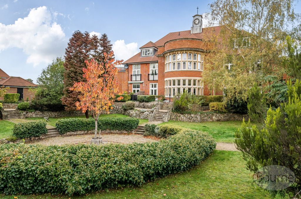 3 bed flat for saleSwallowtail Grove, Frimley, Camberley, Surrey GU16