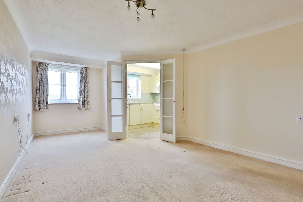 2 bed flat for saleRegency Crescent, Christchurch, Dorset BH23 photo 3
