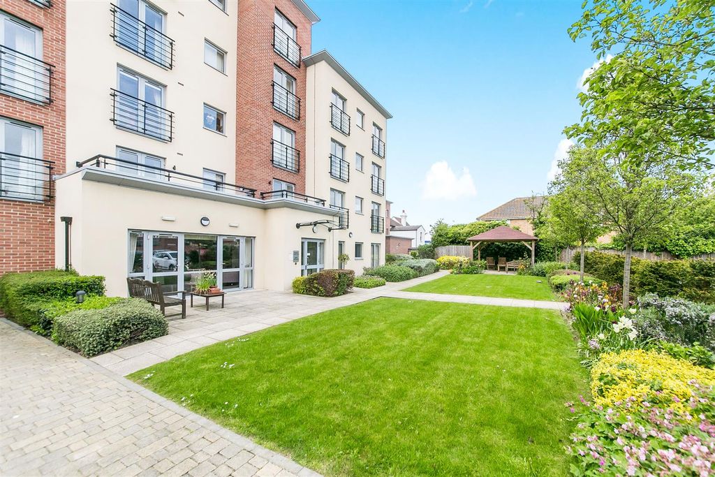 2 bed flat for saleKingsman Court, Carnarvon Road, Clacton-On-Sea CO15