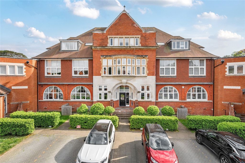 3 bed flat for saleFrimley, Camberley, Surrey GU16