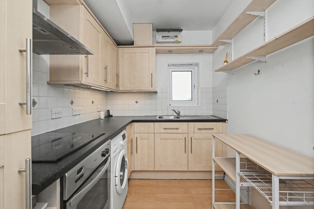 2 bed flat for saleMiddle Way, Chinnor OX39 photo 5