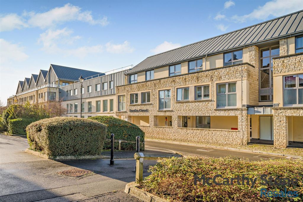 2 bed flat for saleBowles Court, Westmead Lane, Chippenham, Wiltshire SN15