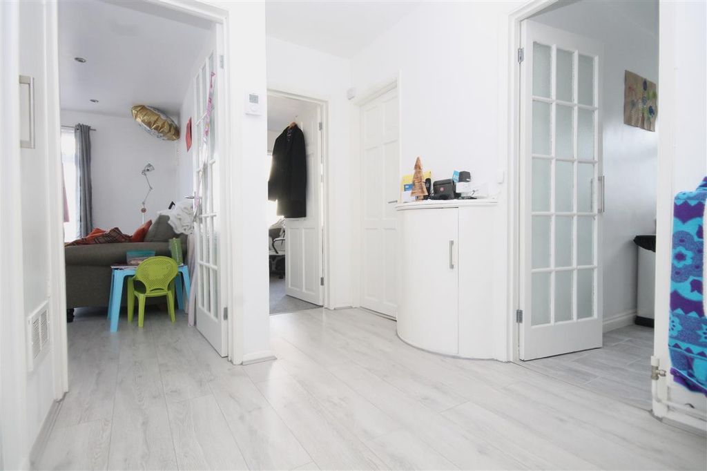 Additional image 5 of 2 bed flat for saleMarine Court, Marine Parade West, Clacton On Sea CO15