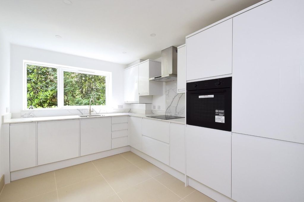 Additional image 3 of 2 bed flat for saleEaton Court, Kemnal Road, Chislehurst BR7