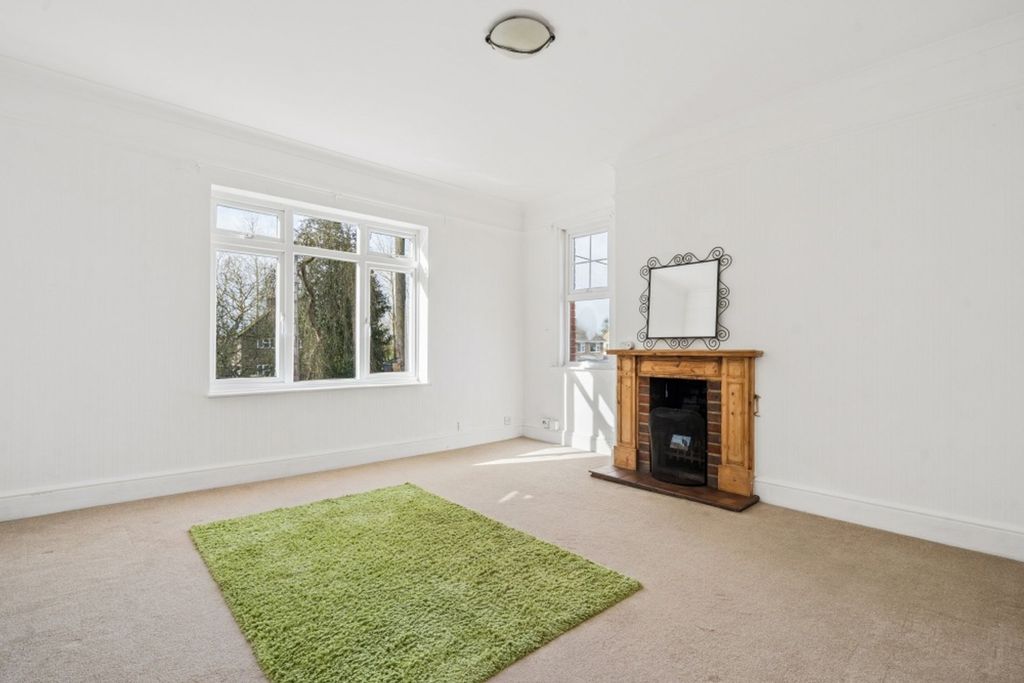 3 bed flat for saleThame Road, Longwick HP27 photo 2