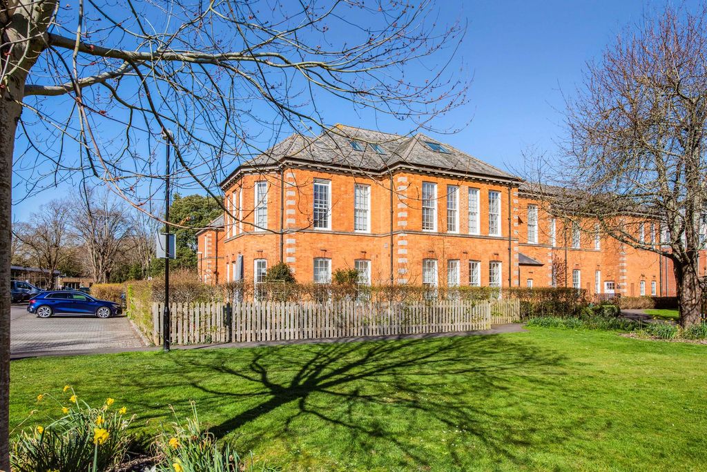 2 bed flat for saleHomestead Road, Chichester PO19