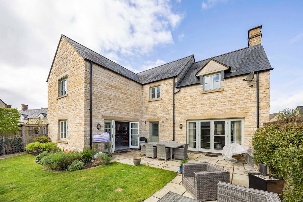 Additional image 25 of 5 bed detached house for saleBeecham Close, Cirencester, Gloucestershire GL7