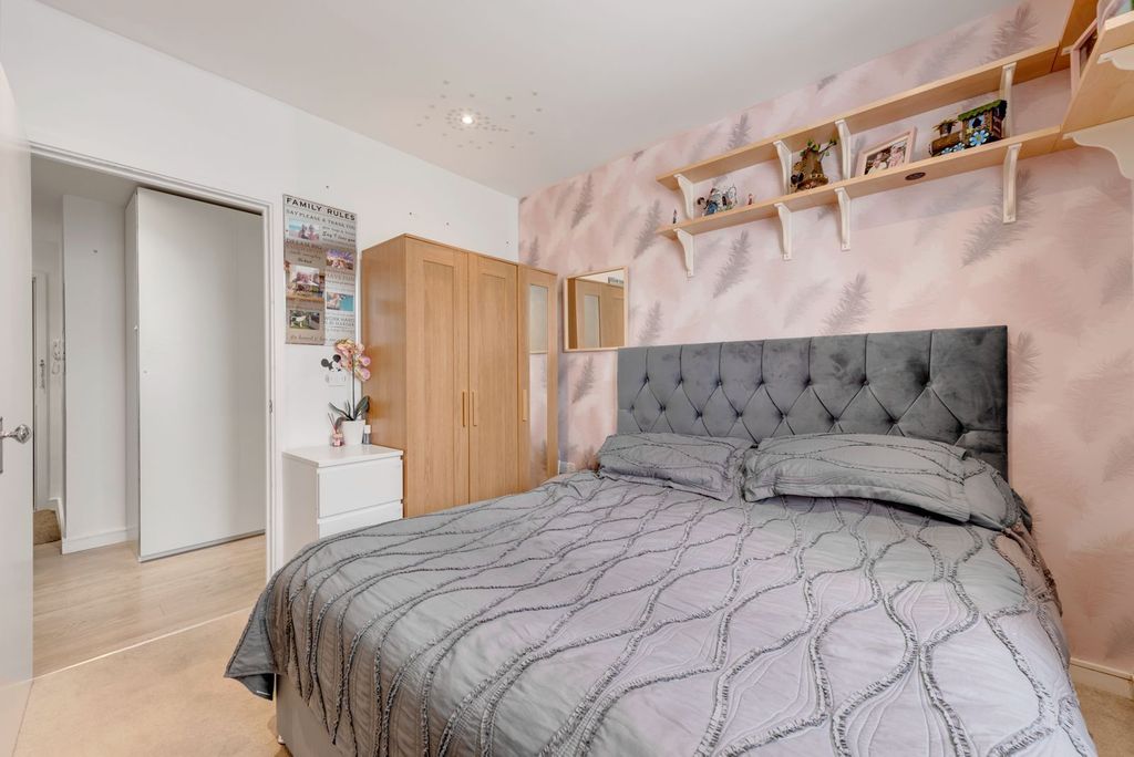 Additional image 3 of 2 bed flat for saleMontrose House, Hanworth Lane, Chertsey, Surrey KT16