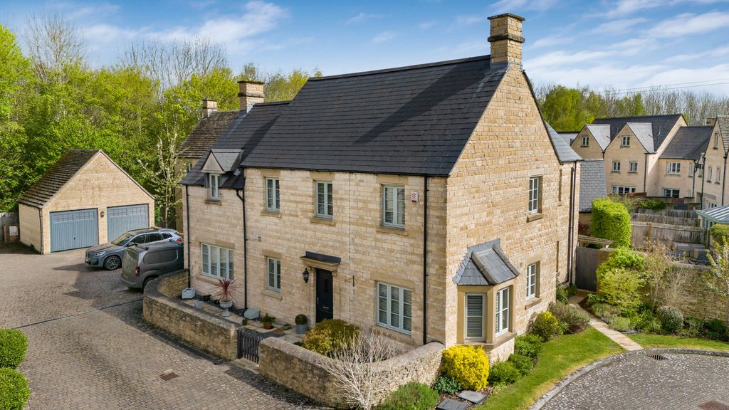 5 bed detached house for saleBeecham Close, Cirencester, Gloucestershire GL7