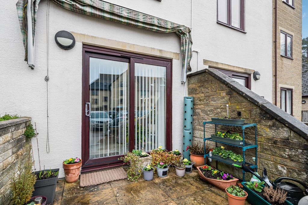 Additional image 11 of 2 bed flat for saleBarclay Court, Trafalgar Road, Cirencester, Gloucestershire GL7