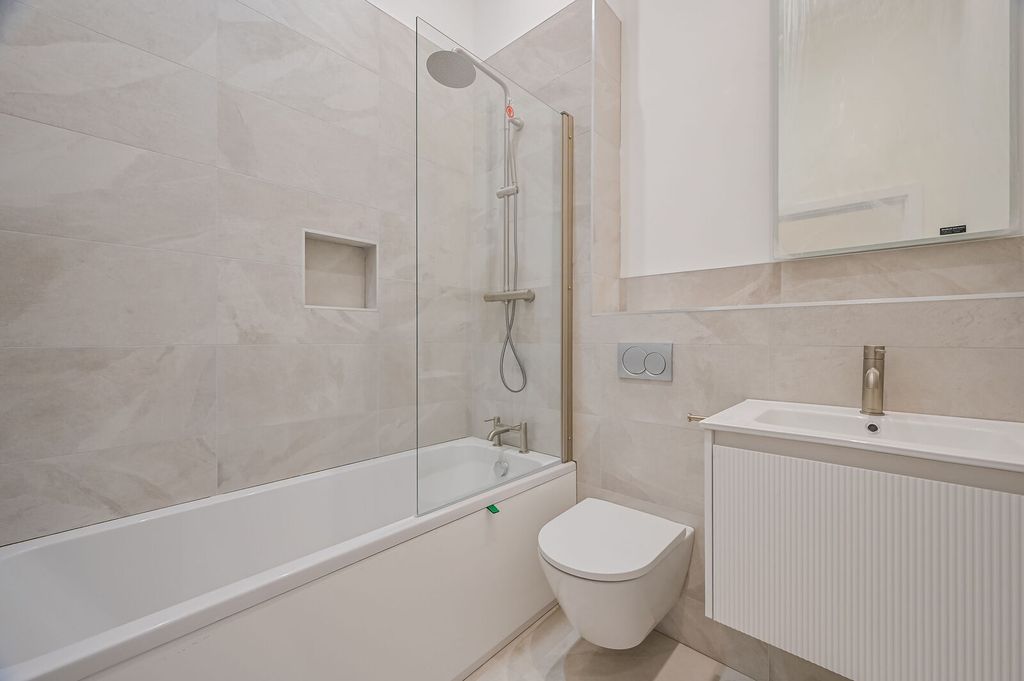 Additional image 6 of 3 bed flat for saleThe Oaks, Chigwell IG7