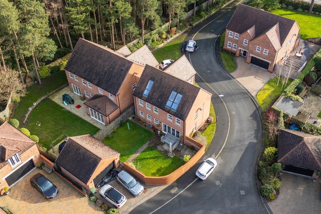 Additional image 2 of 5 bed detached house for saleTreeneuk Gardens, Ashgate, Chesterfield S40