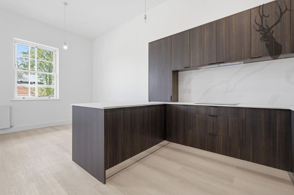 Additional image 2 of 2 bed flat for saleThe Oaks, Chigwell IG7