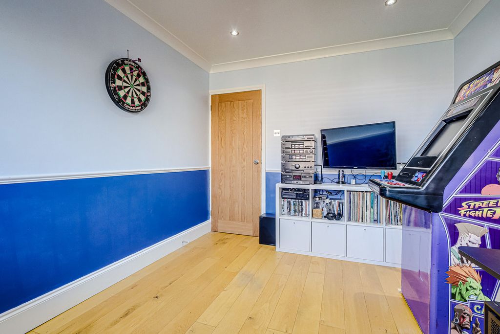 Additional image 8 of 5 bed semi-detached house for saleLylt Road, Canvey Island SS8