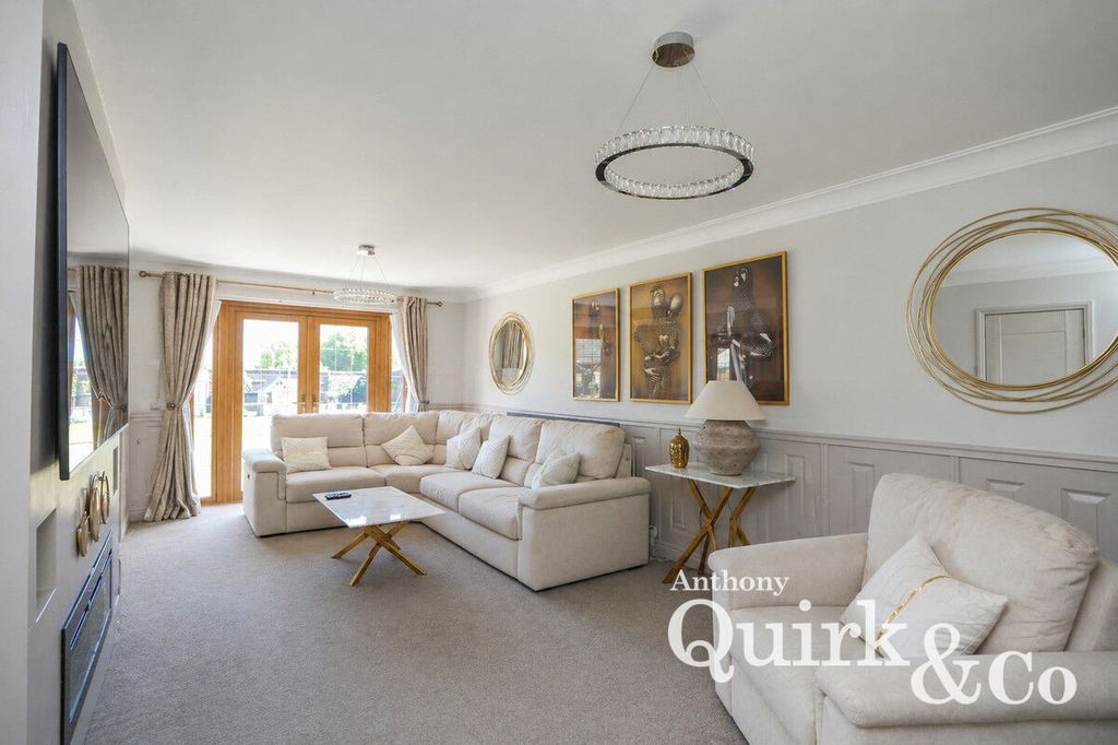 Additional image 3 of 4 bed detached house for salePrince William Avenue, Canvey Island SS8