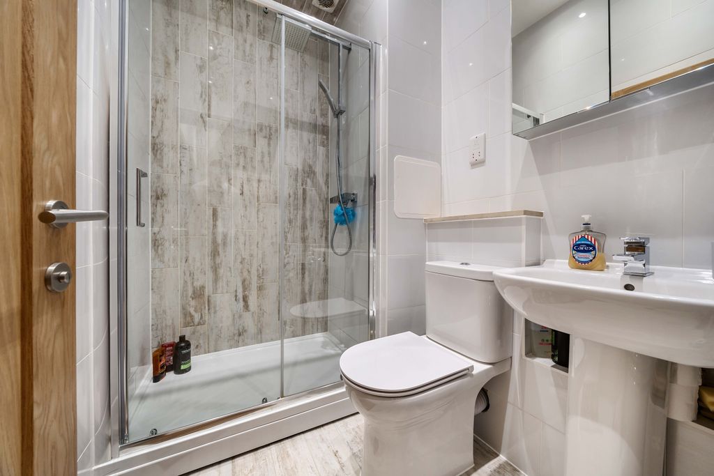 Additional image 7 of 5 bed flat for saleHigh Street, Chatham ME4