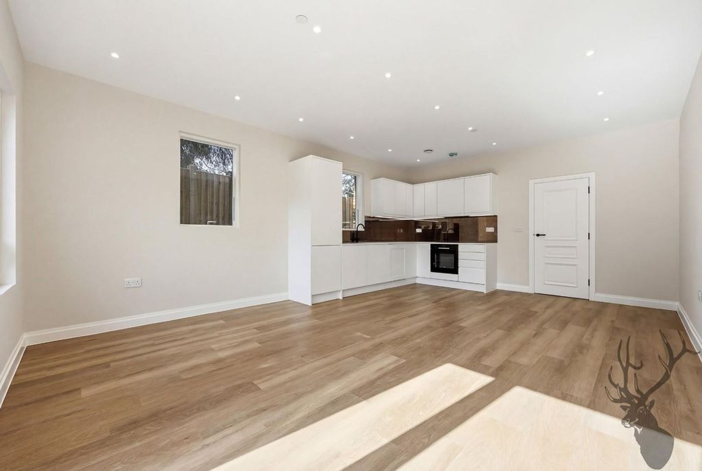 Additional image 6 of 2 bed flat for saleHigh Road, Chigwell IG7