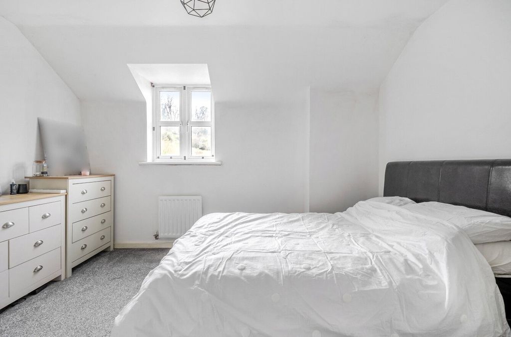 Additional image 3 of 2 bed flat for saleCunetio Gardens, White Horse Road, Marlborough SN8