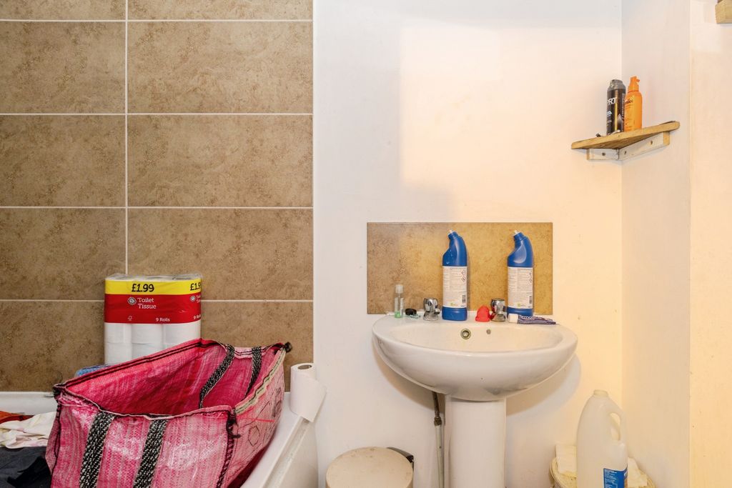 Additional image 9 of 2 bed flat for saleCommercial Street, Gunnislake PL18