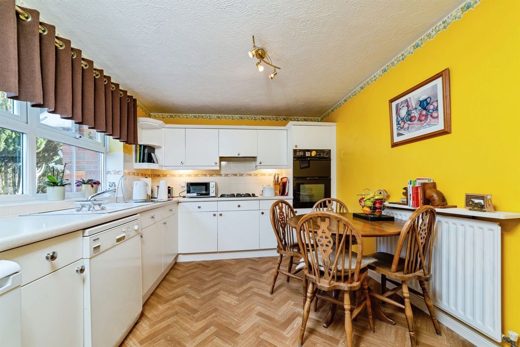 Additional image 6 of 4 bed detached house for salePlumpton Close, Chippenham SN14