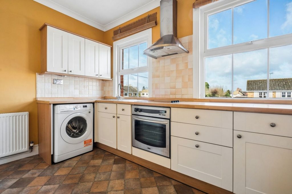 3 bed flat for saleThame Road, Longwick HP27 photo 3